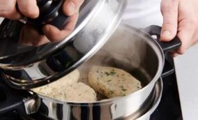 Bedeckte ein Paar Schnitzel